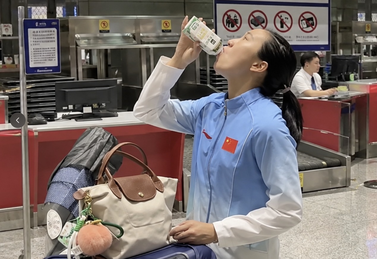 陈妤颉在机场喝奶